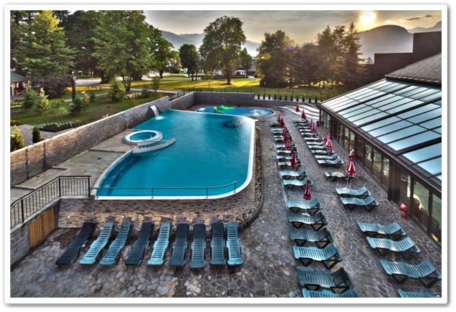 Poletna zunanja terasa je odlična za sončenje in sprostitev. Ta vodni park si zagotovo zasluži mesto v izboru najboljši zunanji bazen.